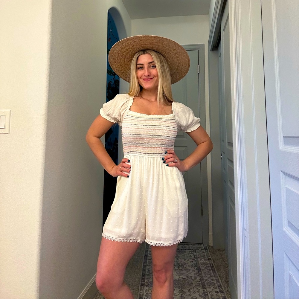 Boutique white Romper with pockets